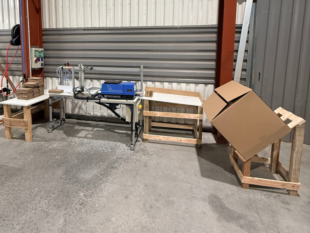 Machine de pliage et de collage de protections en carton.